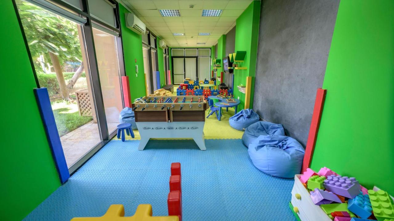 ホリデイ イン リゾート デッド シー Dead Sea エクステリア 写真 The children's club at the hotel