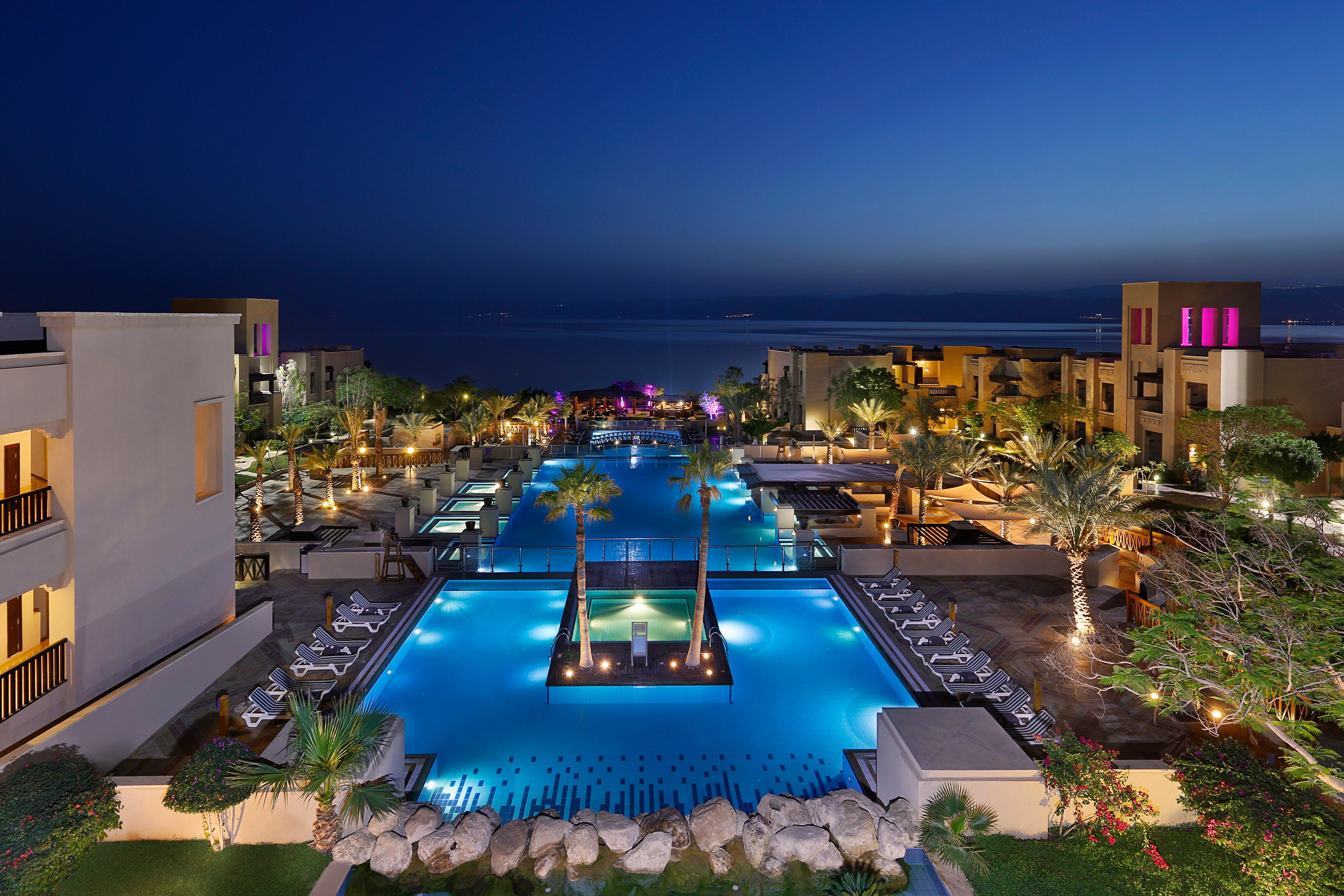 ホリデイ イン リゾート デッド シー Dead Sea エクステリア 写真 The resort at night